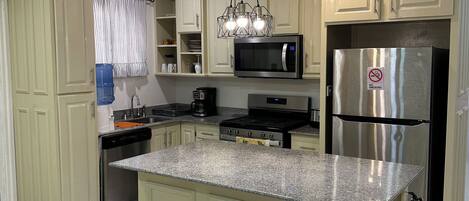 Presidential Apartment | Private kitchen | Full-size fridge, microwave, oven, dishwasher