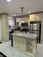 Refrigerador con freezer, microondas, horno, lavavajillas