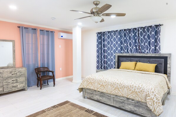 Presidential-huoneisto | Allergiatestatut vuodevaatteet, tallelokero huoneessa