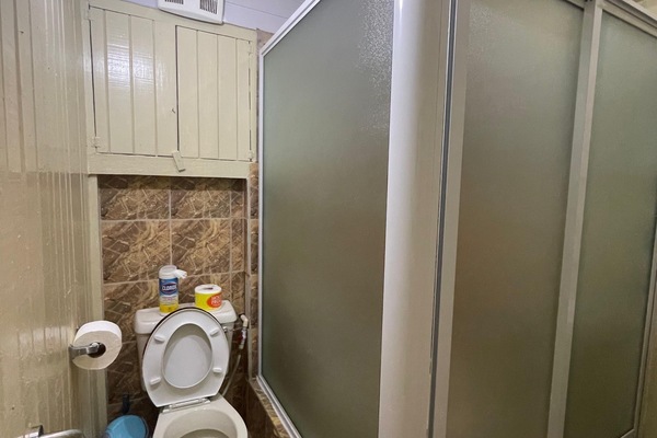 Apartemen Eksklusif | Kamar mandi | Shower, pancuran hujan, pengering rambut, dan handuk