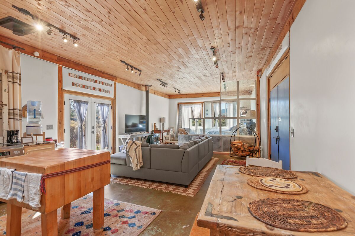Beautiful artist’s studio with view and AC