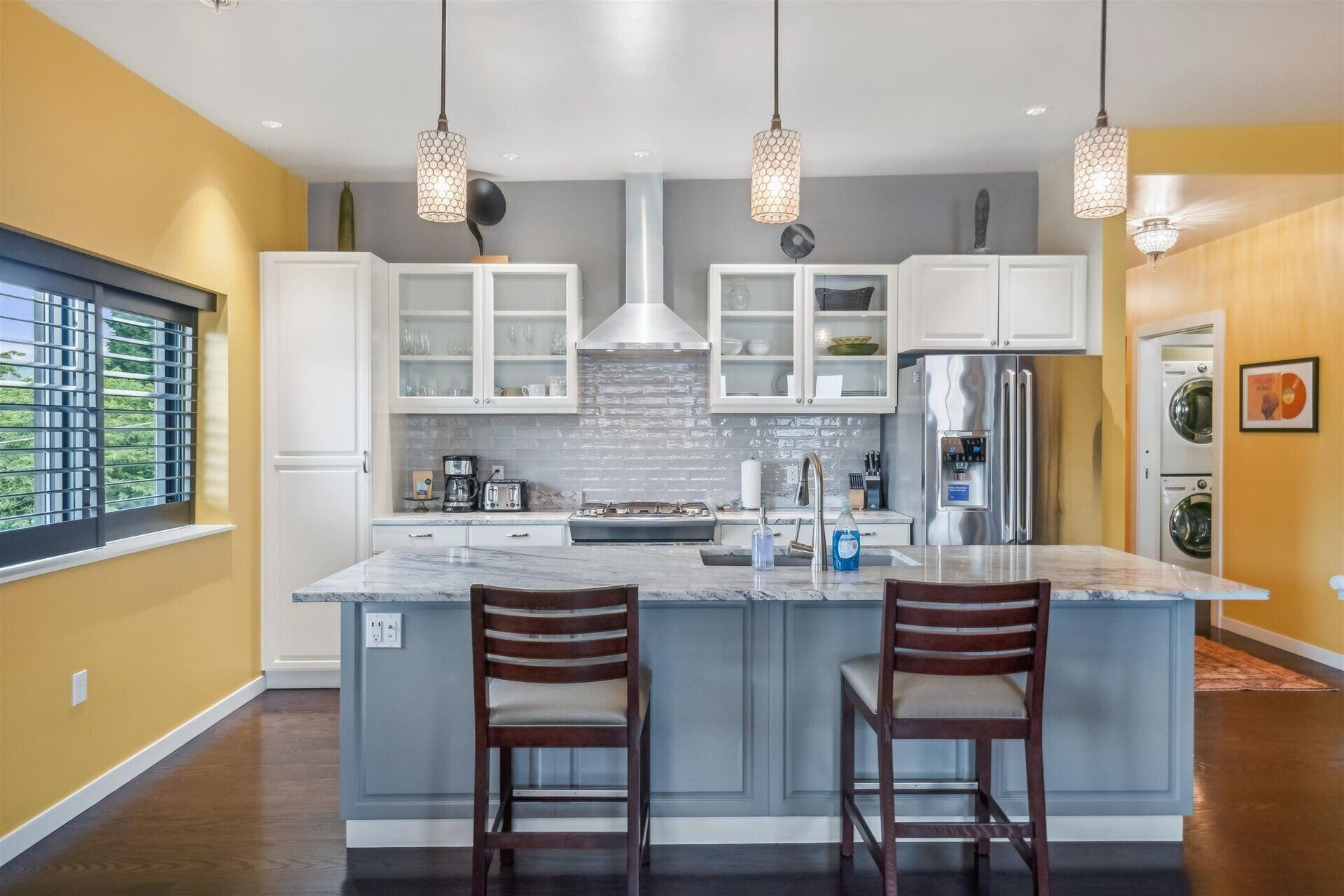 Full-size fridge, microwave, oven, dishwasher