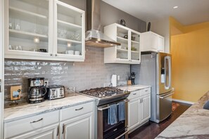 Full-size fridge, microwave, oven, dishwasher