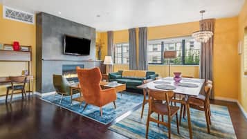 Meadowlark Suite | Living area | Flat-screen TV, streaming services