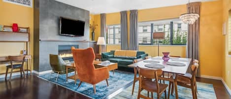 Meadowlark Suite | Living area | Flat-screen TV, streaming services