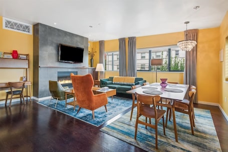 Meadowlark Suite | Living area | Flat-screen TV, streaming services