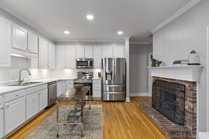 Fridge, microwave, oven, stovetop - Three Silos Farm - Chatt Hills (Palmetto)