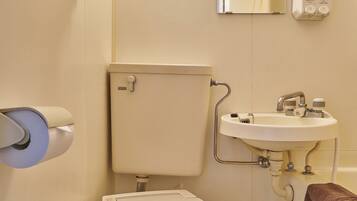 Combined shower/tub, towels