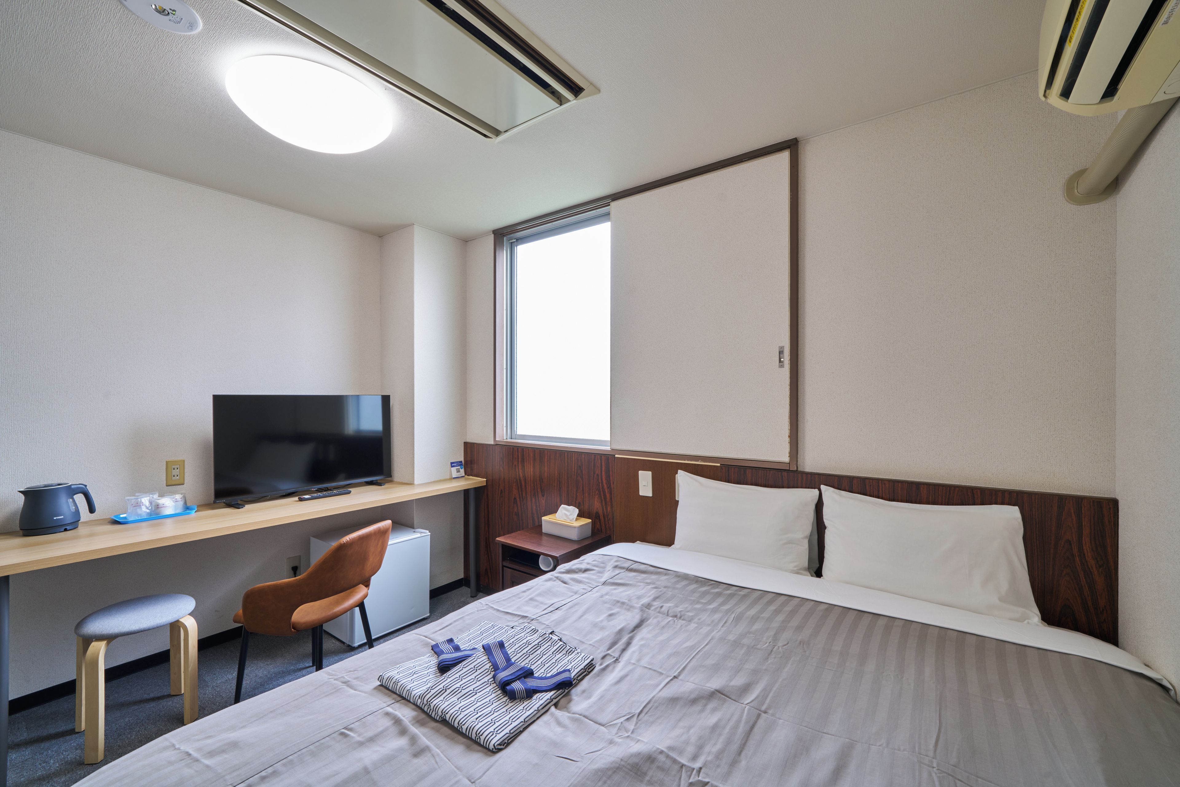 واي فاي مجانًا وملاءات أسرّة