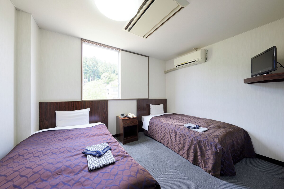 WiFi (free), bed sheets