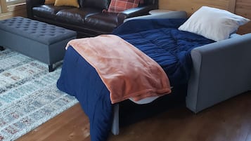 Smart-tv, een open haard, videospelletjes en boeken