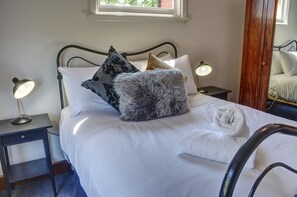 3 bedrooms, iron/ironing board, WiFi, bed sheets - Beautifully renovated, vintage-inspired home in the historic Soldiers Hill.  (Soldiers Hill)