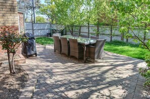 Outdoor dining - Beautifully renovated, vintage-inspired home in the historic Soldiers Hill.  (Soldiers Hill)