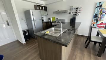 Geladeira, micro-ondas, fogão, cooktop