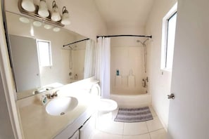 Hair dryer, towels, soap, shampoo - Cheerful 4 bedroom (Vista)