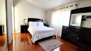 4 bedrooms, desk, iron/ironing board, travel crib
