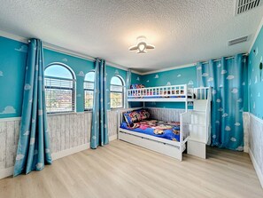 4 Schlafzimmer, Schreibtisch, Bügeleisen/Bügelbrett, Reisekinderbett