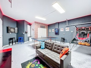 TV connectée, jeux vidéo, table de tennis de table, espaces bureaux