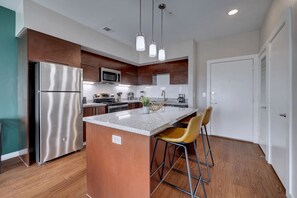 Fridge, microwave, oven, stovetop - Plush 1Br Cal King Suite Close to Everything (Cedar Park)