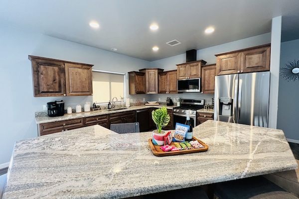 Frigorífico, microondas, horno y placa de cocina