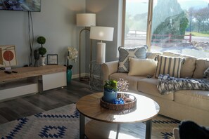 Uma sala de estar moderna com sofá, mesa de centro e objetos decorativos.