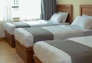 Habitación triple Deluxe | Ropa de cama de alta calidad, camas con efecto memoria y minibar 