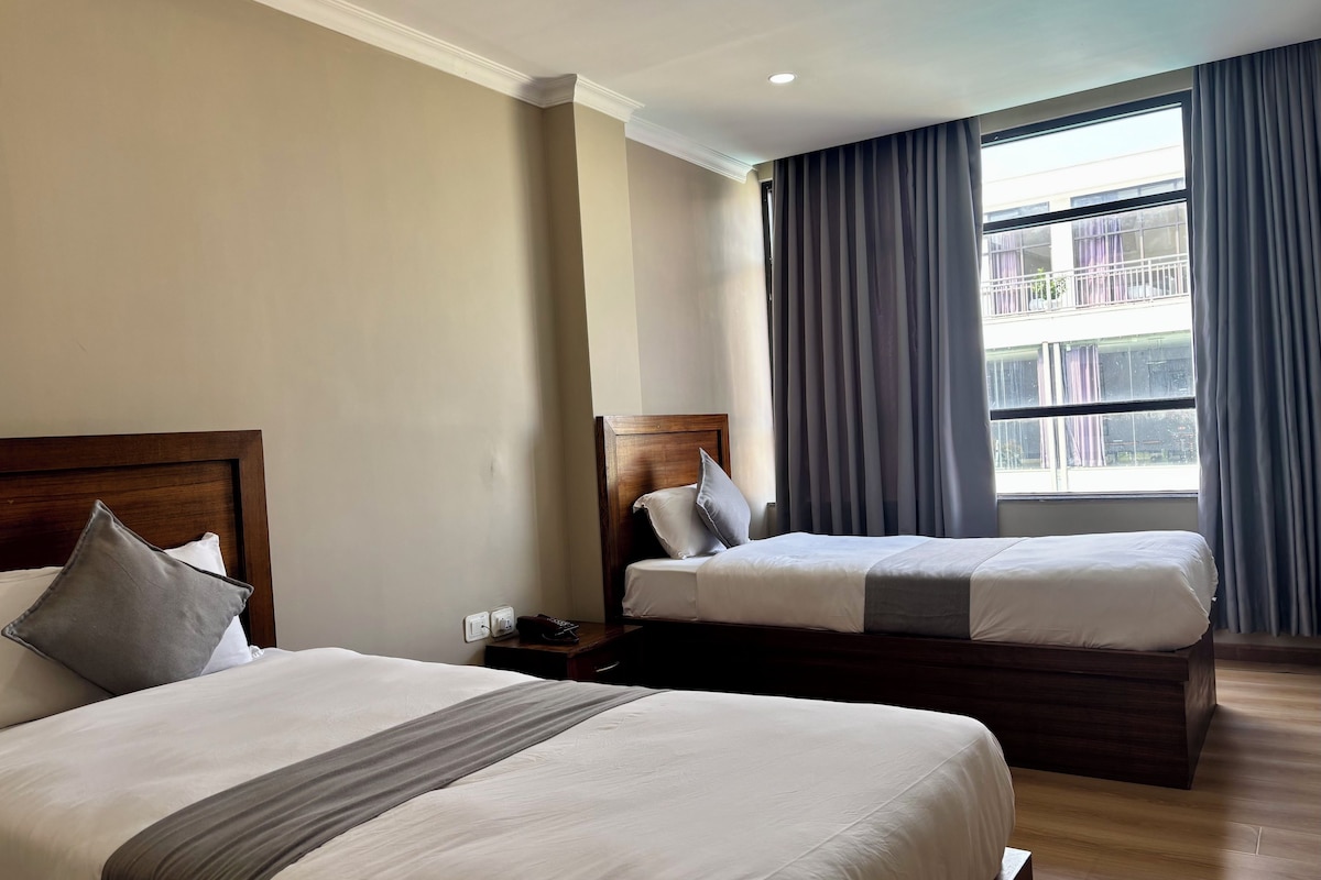 Deluxe Twin Room | Premium bedding, memory foam beds, desk, laptop workspace