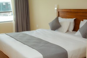 Enkeltrom – deluxe | Sengetøy av topp kvalitet, memory foam-senger, minibar og skrivebord