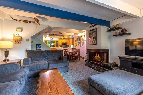 Cozy ski retreat on the Stratton Access Road - 5 minutes to the slope!