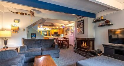 Cozy ski retreat on the Stratton Access Road - 5 minutes to the slope!