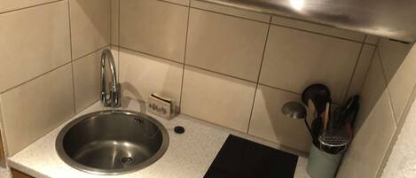 ثلاجة، ميكروويف، غسالة أطباق، محمصة خبز