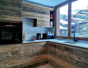 Kjøleskap, mikrobølgeovn, ovn og oppvaskmaskin