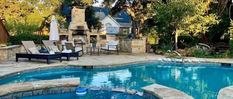 Una piscina al aire libre