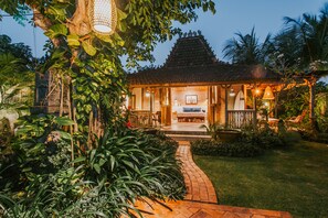 Fassade der Unterkunft – Abend/Nacht