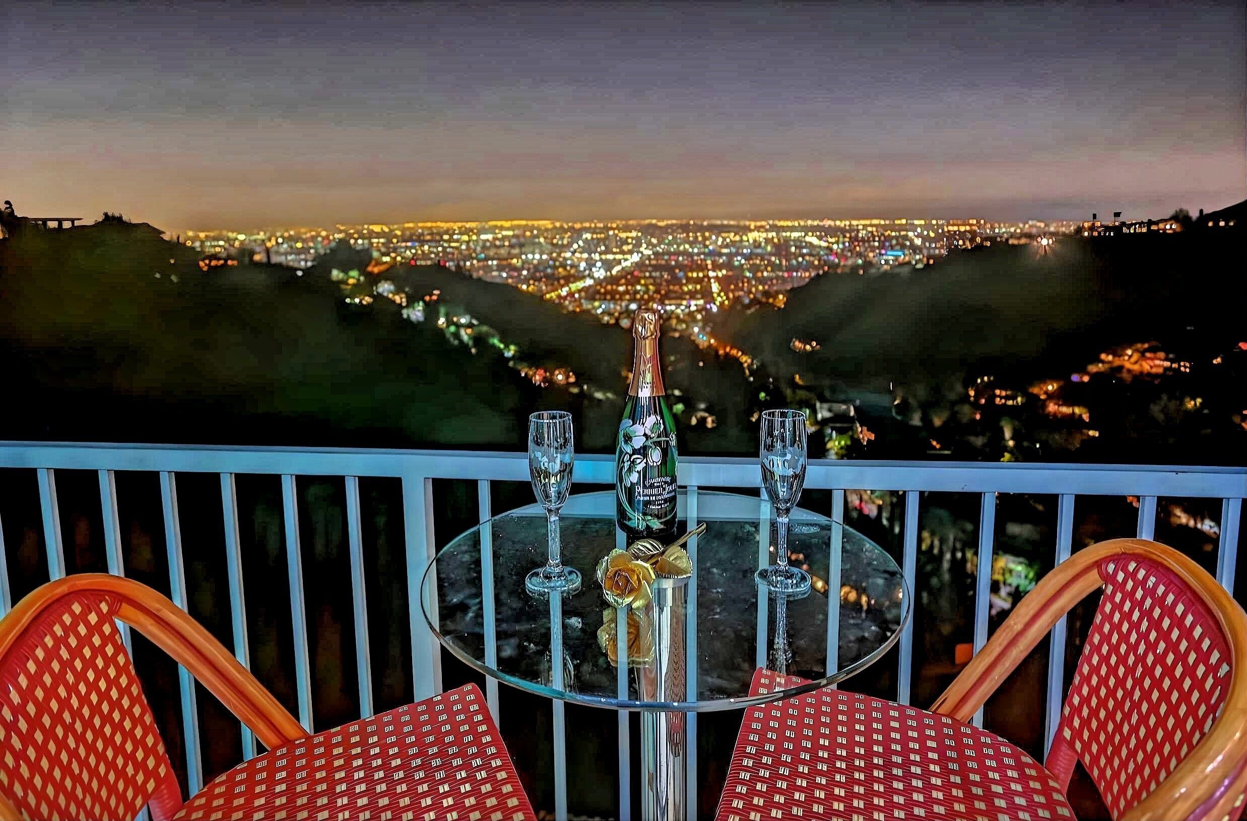 Private Tranquil Room w Private Bathroom in Hollywood Hills Mansion