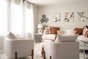 Smart TV, fireplace, stereo - Upscale Home - Heated Modern Pool, Outdoor BBQ, Large Kitchen, Up to 8 Guests! (Las Vegas)