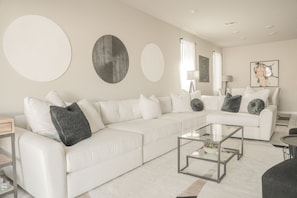 Smart TV, fireplace, stereo - Upscale Home - Heated Modern Pool, Outdoor BBQ, Large Kitchen, Up to 8 Guests! (Las Vegas)