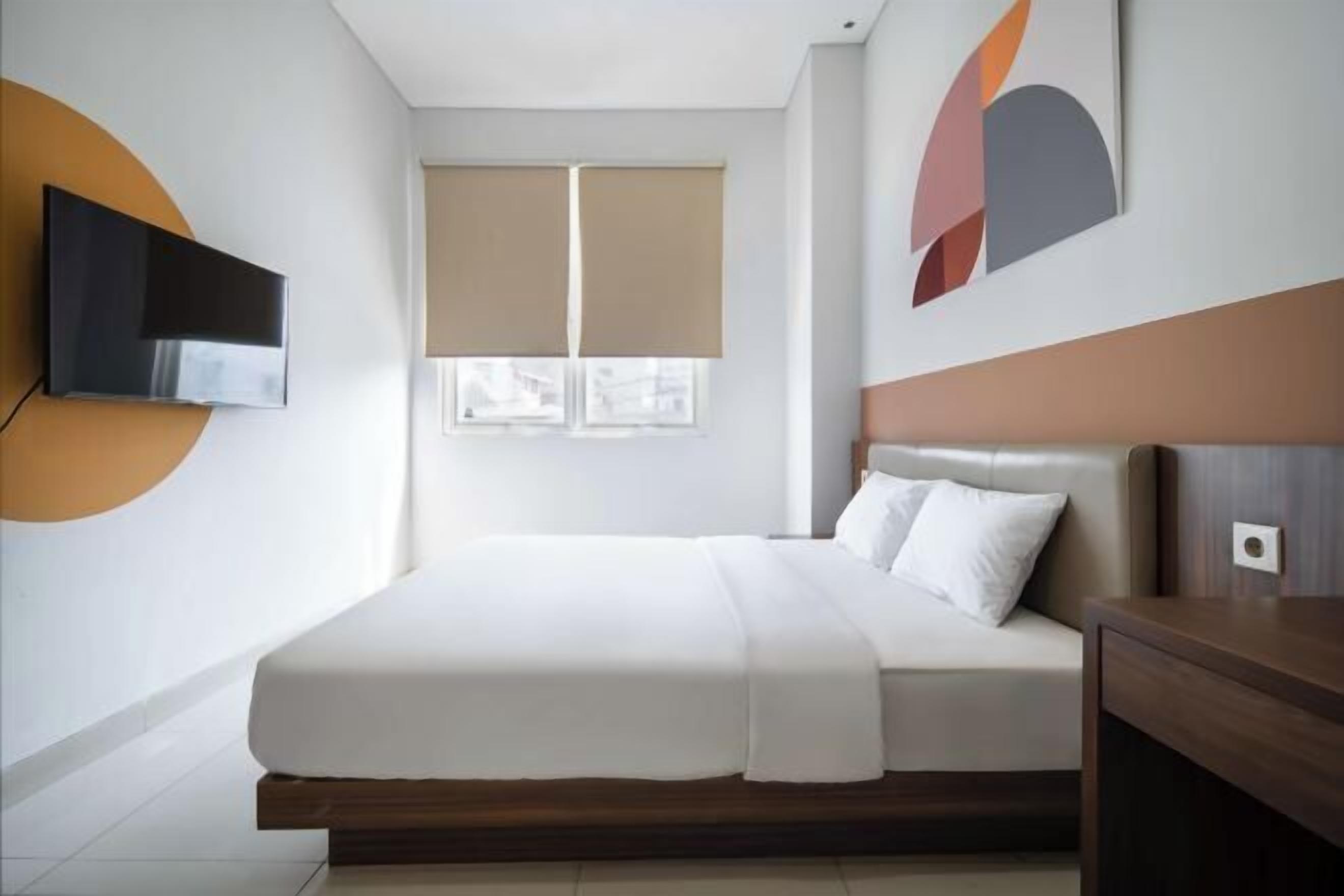 Desk, free WiFi, bed sheets