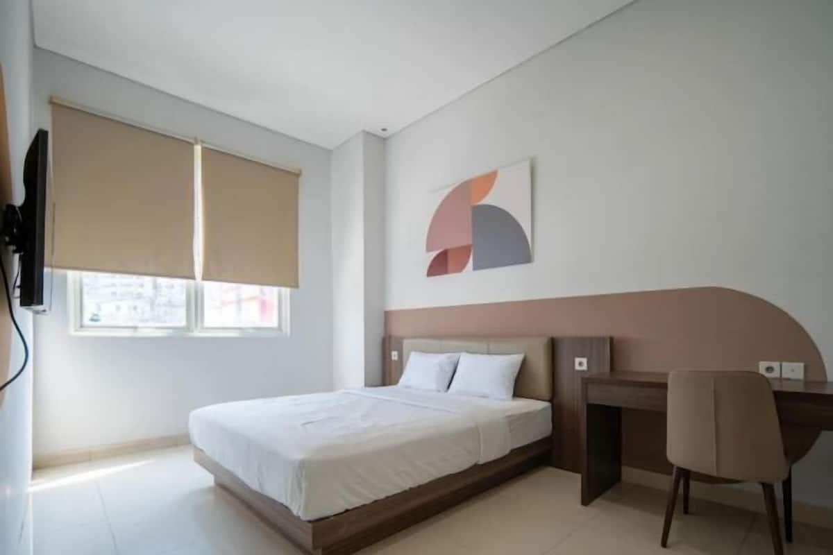 Escritorio, wifi gratis y ropa de cama