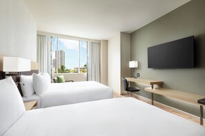 客房内保险箱、办公桌、笔记本电脑工作区、遮光窗帘