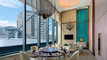 5 restaurants; lunch and dinner served