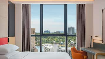 Peti besi dalam bilik, meja, ruang kerja komputer riba