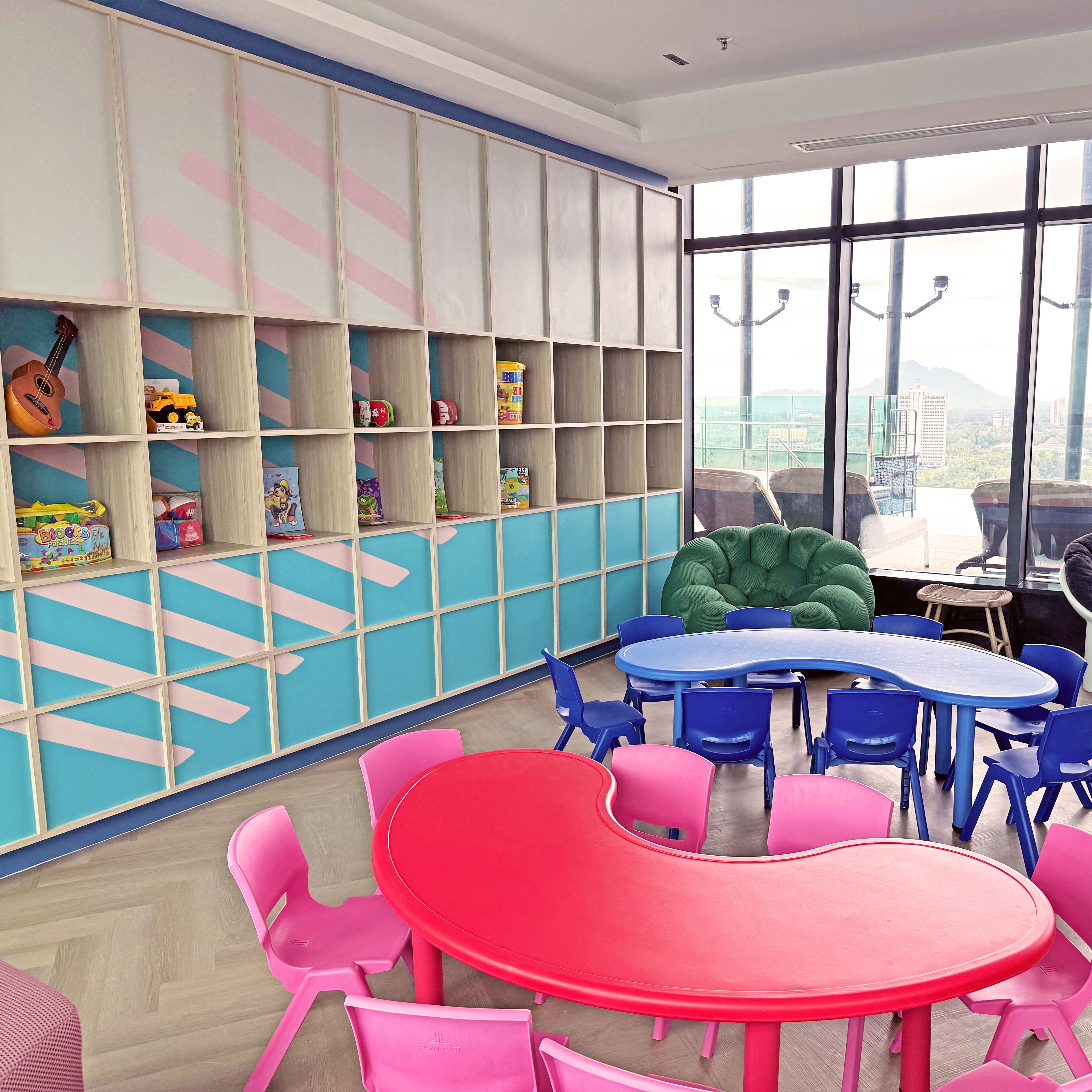 Zona de juegos infantiles con muebles y juguetes de colores.