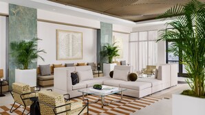 Un salon moderne avec un canapé d’angle, une table basse en verre et des fauteuils à motifs.