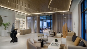 Un salon moderne avec un canapé, une table basse et un coin repas.