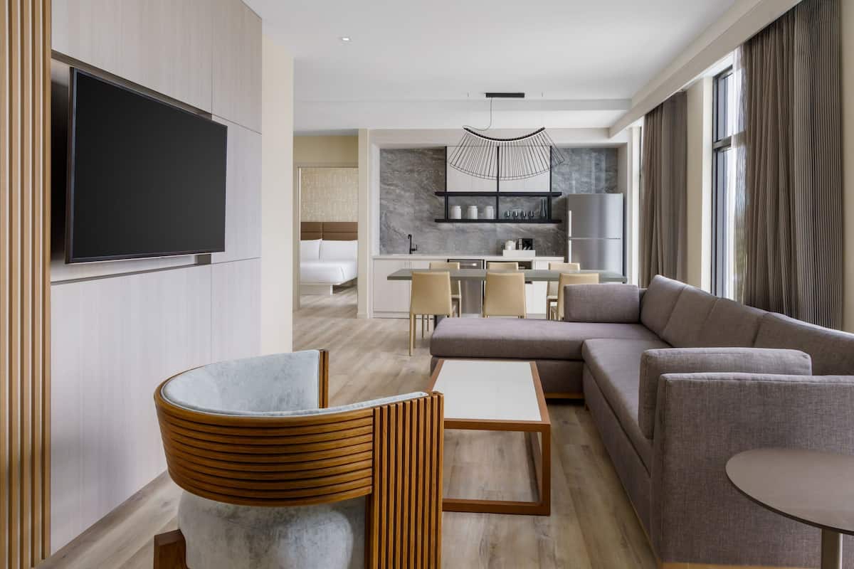 Suite, 1 King Bed with Sofa bed, Hearing Accessible (Accessible Bathtub)