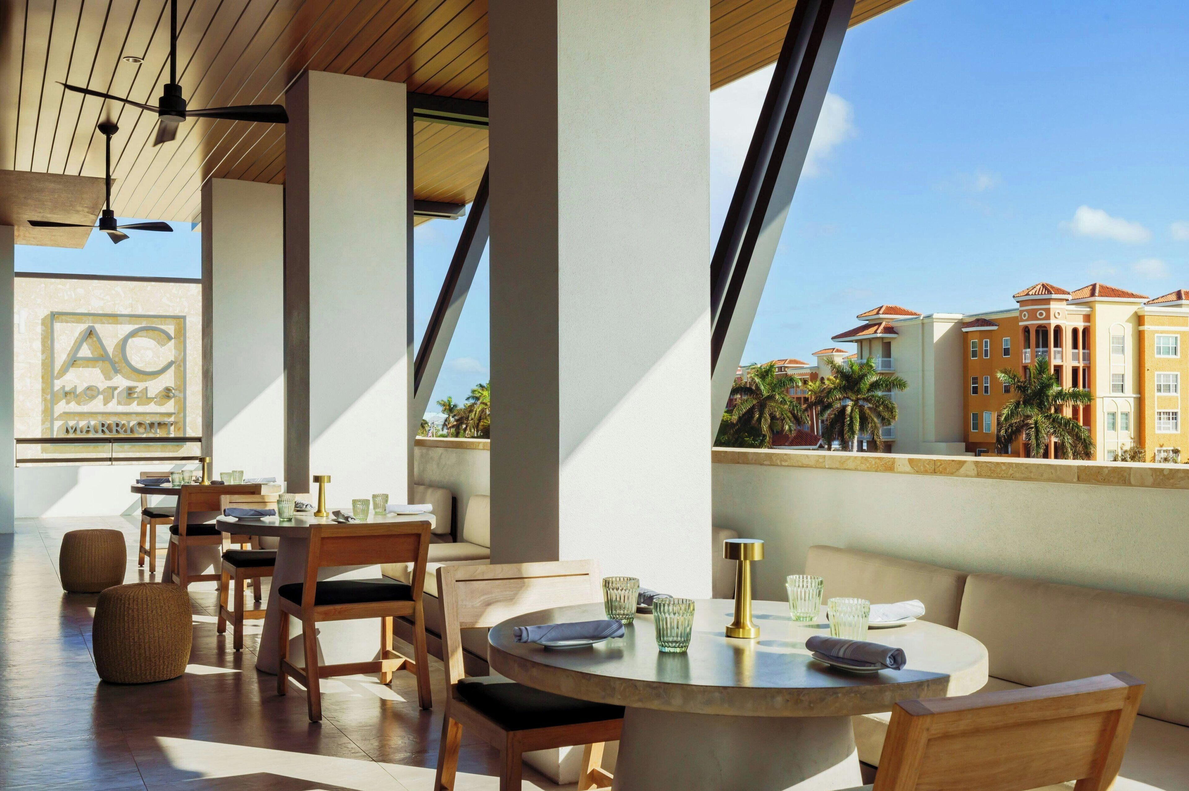 Melayani sarapan dan makan siang dengan pemandangan kolam renang 