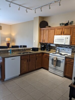 Microwave, stovetop, dishwasher, coffee/tea maker - Fill your Home with Magic
Family-sized Townhome with private pool (Kissimmee)