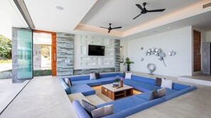 تلفزيون بشاشة مسطحة، شاشة كمبيوتر، طابعة