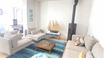 Smart-TV, Kamin, Tischfußball, Bücher